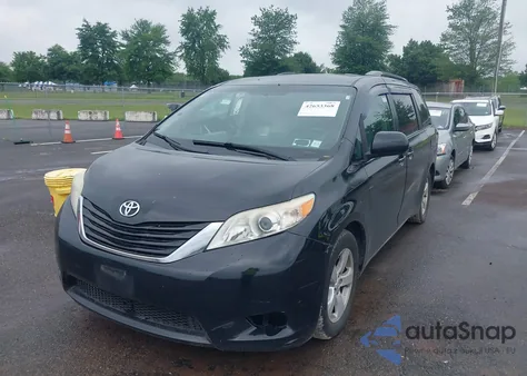 2015 Toyota Sienna Le 8 Passenger z USA, uszkodzony, nr VIN 5TDKK3DC9FS618254